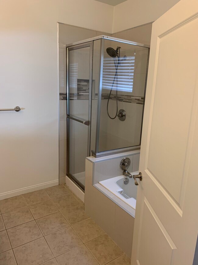 Master bathroom jacuzzi tub - 8800 Etiwanda Ave