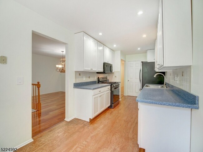 Building Photo - 402 Marten Rd