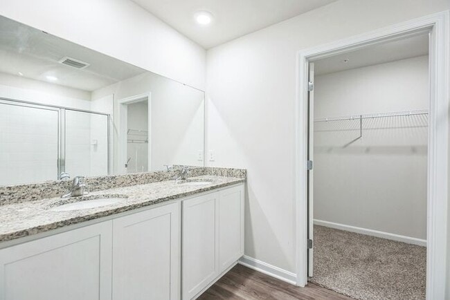 Building Photo - 322 Forest Edge Ave