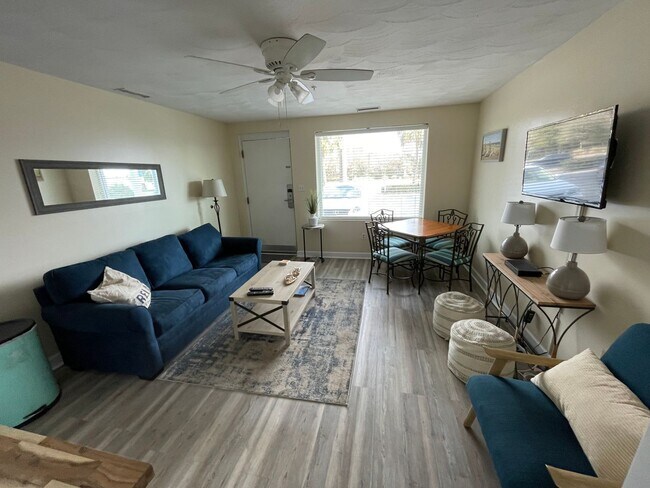 Building Photo - 1Bed/1Bath Renovated Furnished Condo acros...