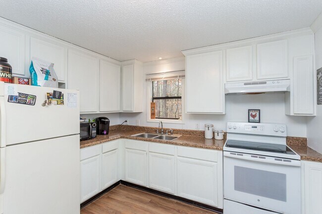 Building Photo - Available early August! One level, 2 bedroom duplex close to Chapel Hill and Durham!