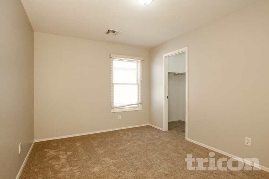 Building Photo - 2323 Grenadine Rd