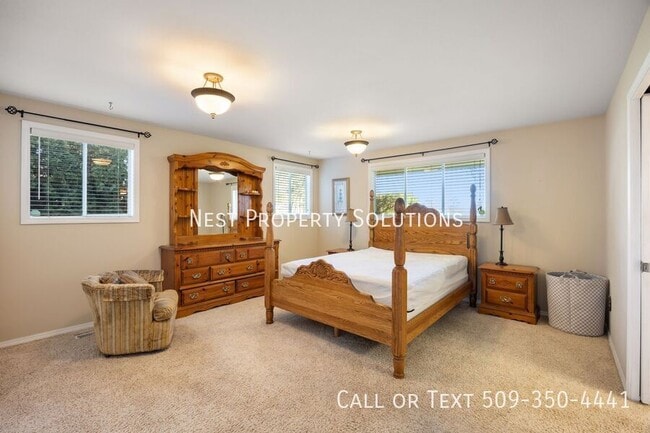 Building Photo - 1227 Fairway Dr NE