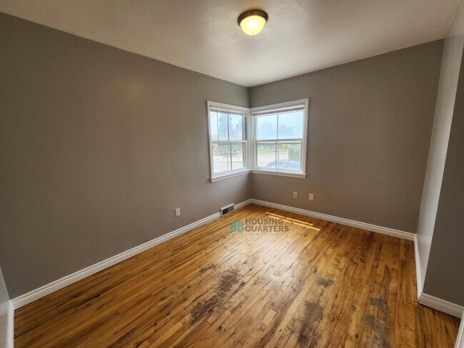 Building Photo - 605 E High Dr