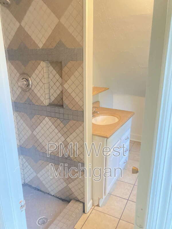 Building Photo - 826 Arianna St NW