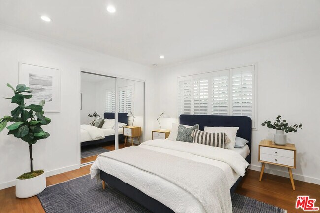 Building Photo - 1121 N Olive Dr