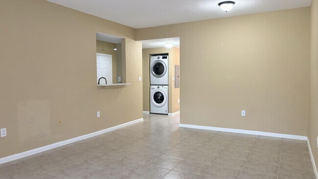 Building Photo - 1103 Golden Lakes Blvd