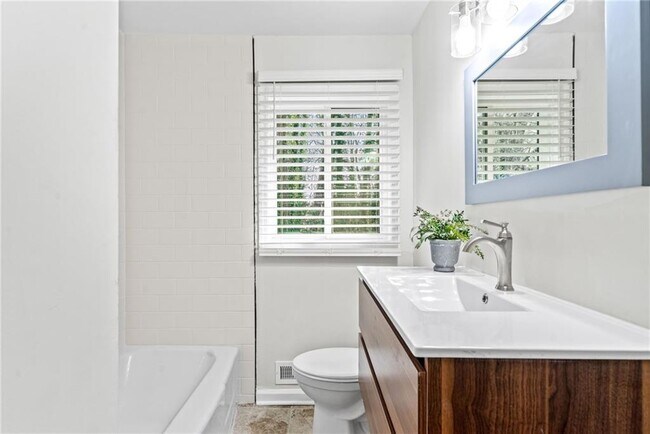 Building Photo - 801 N Evelyn Pl NW