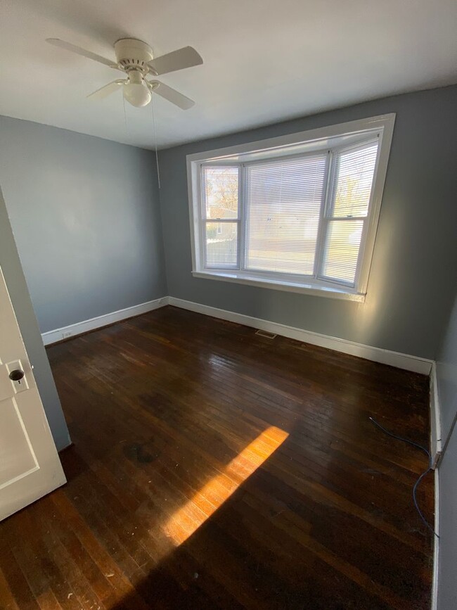 Building Photo - 4 bed 2 bath house in Rva North Side! Laun...