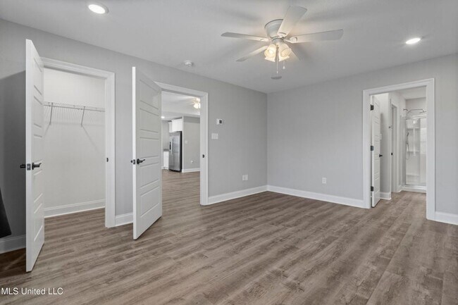 Building Photo - 3 Bed / 2 Bath Home – Modern Finishes & Convenient Location