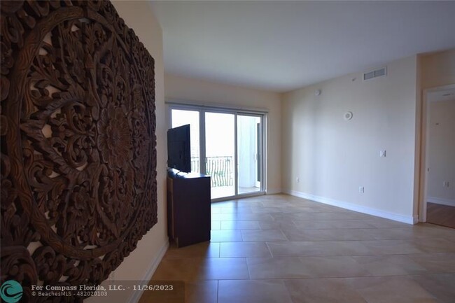 Building Photo - 20000 E Country Club Dr