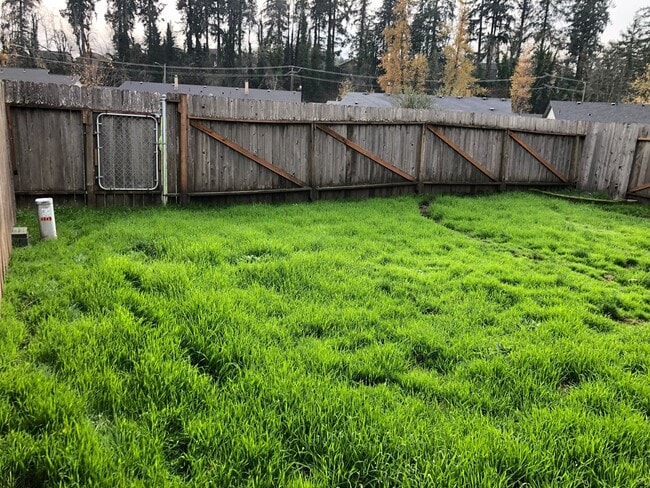 Building Photo - Great 2 bedroom 1 bathroom duplex in Springfield! MOVE IN SPECIAL!