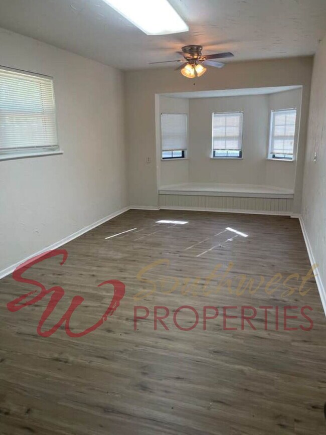 Building Photo - 4-Bedroom home in a quiet neighborhood