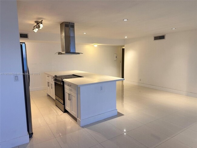 Building Photo - 1790 S Treasure Dr