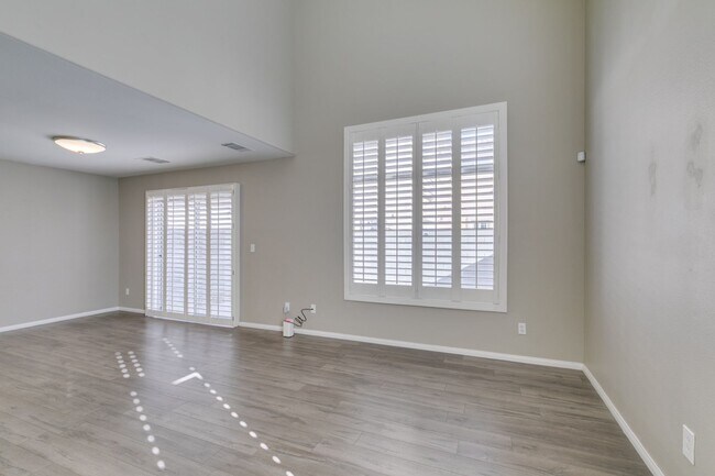 Building Photo - GORGEOUS HOME WITH TONS OF UPGRADES*GATED COMMUNITY WITH A COMMUNITY POOL*