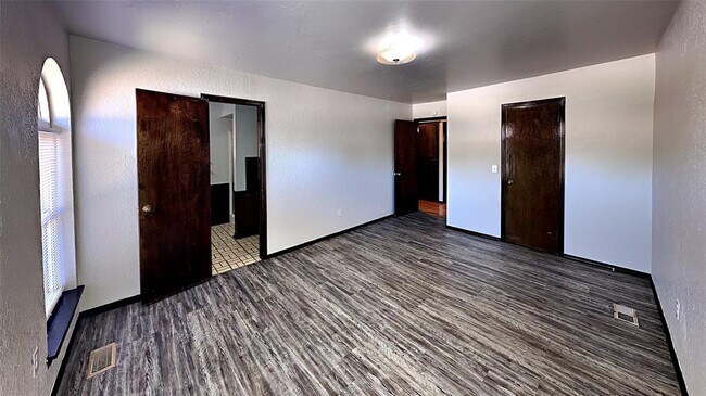 Building Photo - 906 Garden Grove
