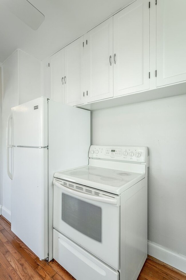 Building Photo - 3 Bedroom 2 Bath Classic