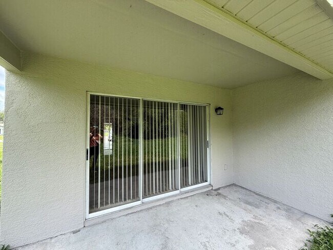 Building Photo - LARGE AND SPACIOUS 4/3 HOME IN EAST ORLANDO WEDGEFIED COMMUNITY