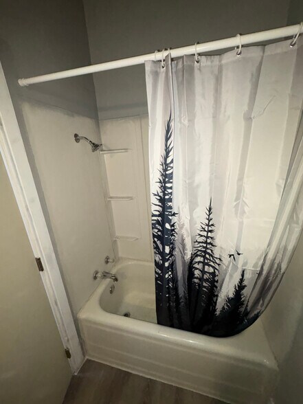 Building Photo - 603 Albion Ave