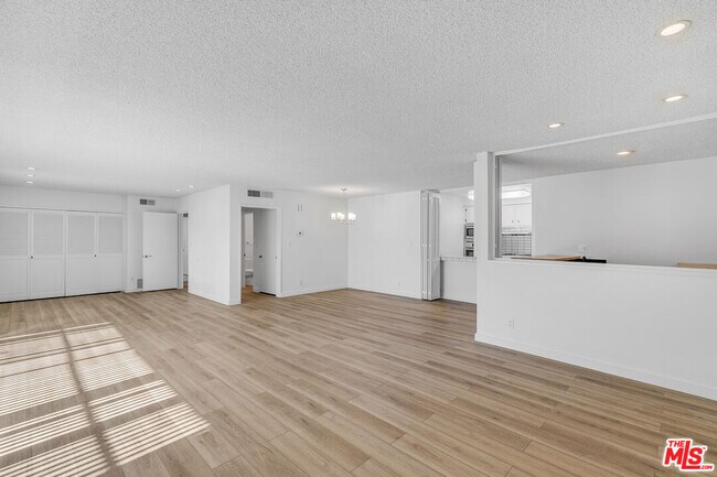 Building Photo - 825 S Gretna Green Way