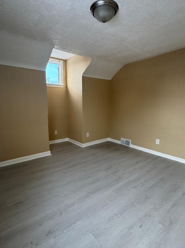 Building Photo - 9400 Lakepointe St