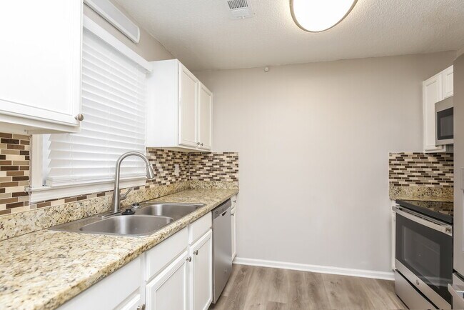 Building Photo - 340 Wayside Dr