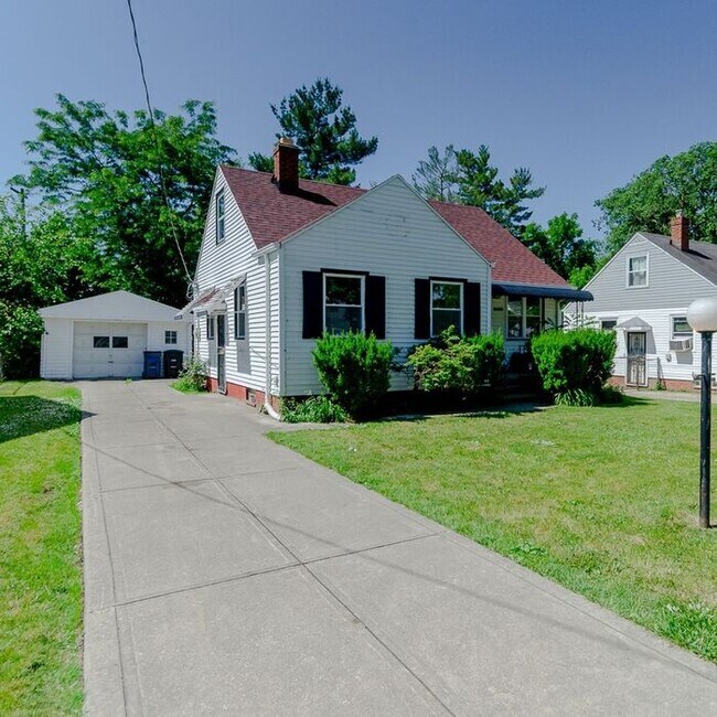 Updated 3BD/1.5 BA House in Lee/Harvard Area 17006 Holly Hill Dr