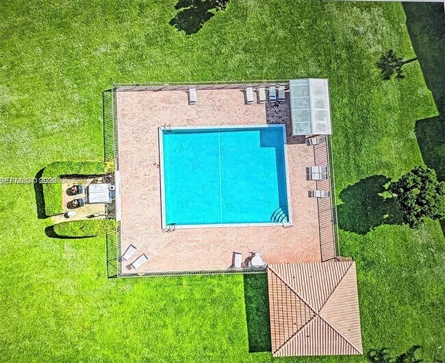 Building Photo - 6832 Palmetto Cir S