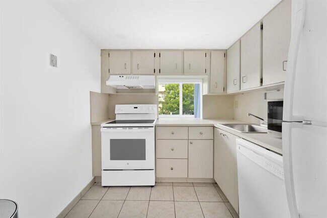 Building Photo - 250 180th Dr