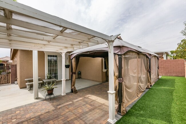 Building Photo - 3- Bedroom, 2- Bathroom single story home ...