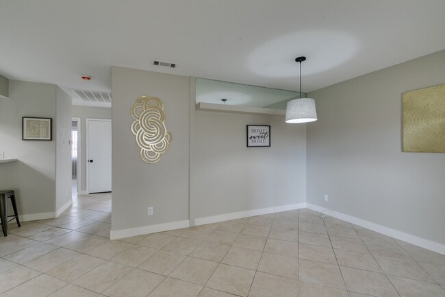 Building Photo - Remodeled 2 Bedroom 2 Bath Condo