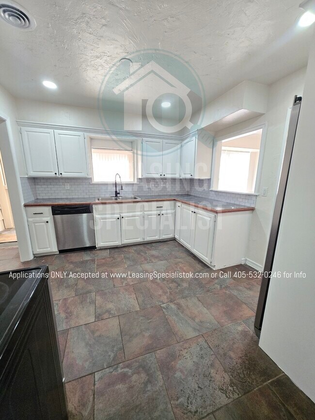 Building Photo - Spacious Village 3 Bed 2 Bath Home!