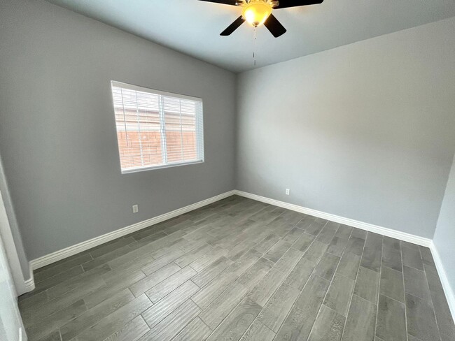 Building Photo - Beautiful 3 Bedroom Townhome Near Kingman Hospital!