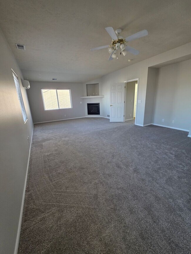 Building Photo - Primary Bedroom of Your Dreams! 3 bedroom/3 bathroom/3 car garage