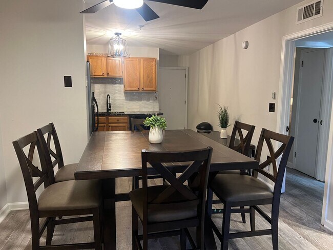 Building Photo - Furnished Updated Condo on HHI - Walk to the Beach!