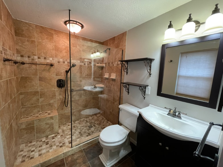 Building Photo - 3211 Creston Ct