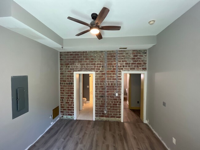 Building Photo - Stylish 2 bedroom 2 full bathroom near The...