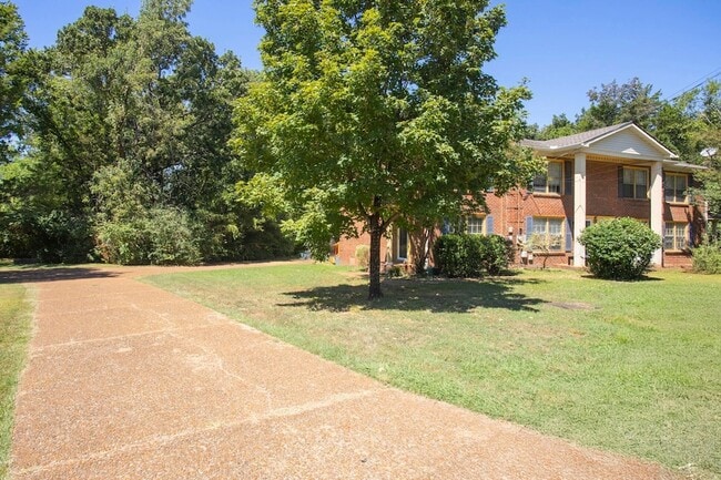 Building Photo - 718 Holder Dr