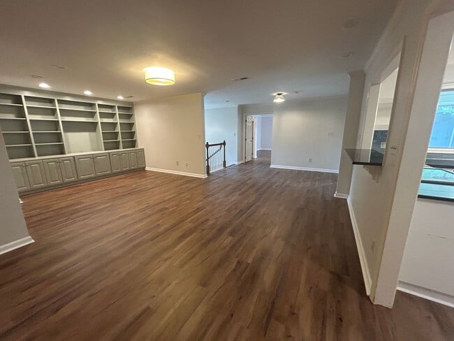 Building Photo - 4-Bedroom Gem Near Downtown Huntsville – N...