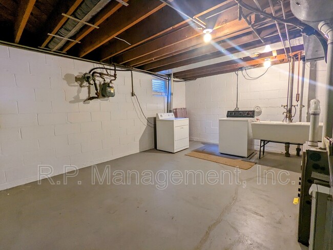 Building Photo - 2111 Irving Ave S