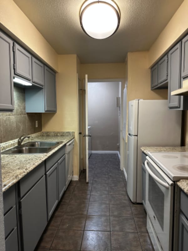 Building Photo - 9797 Leawood Blvd