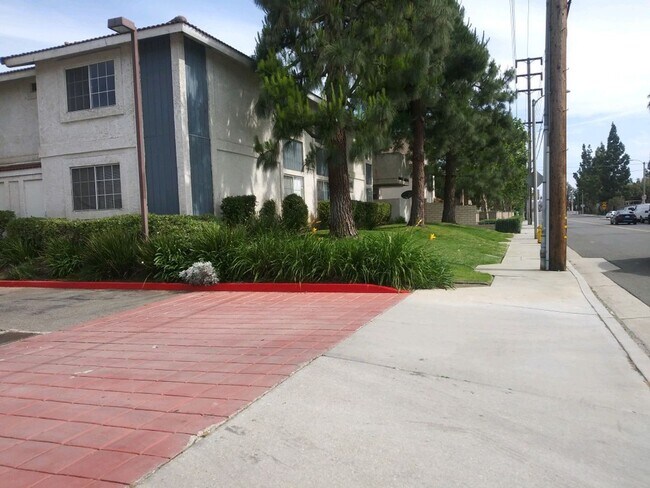 Building Photo - Beautiful 3 Bedroom Apartment In Placentia
