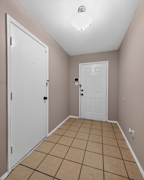 Building Photo - 1432 Oak Hollow Ln