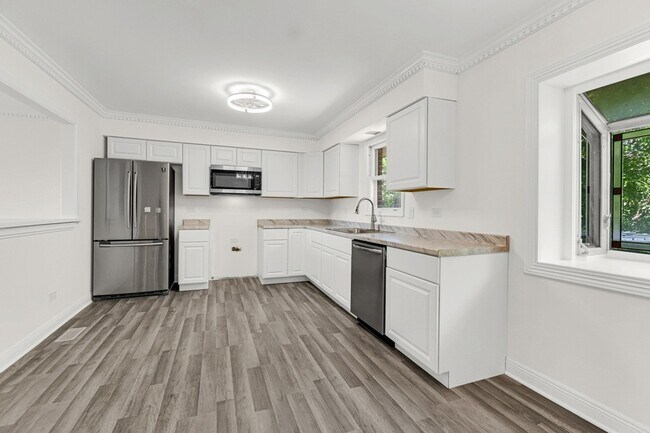 Building Photo - 3252 87th St