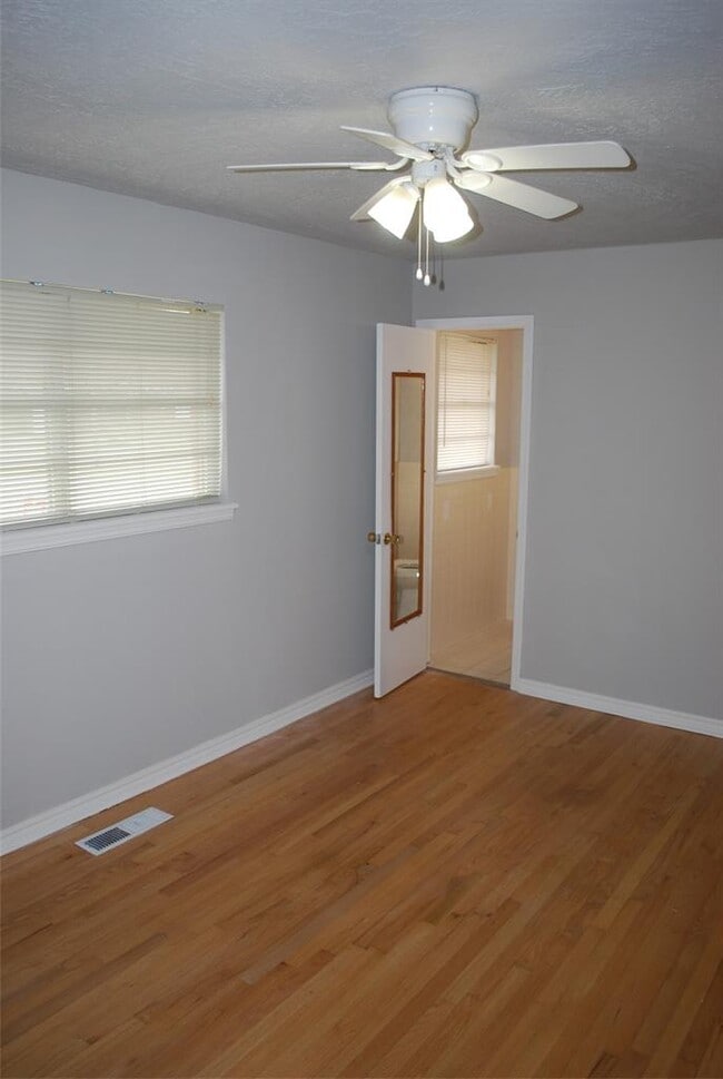 Building Photo - 1701 Parkview Terrace