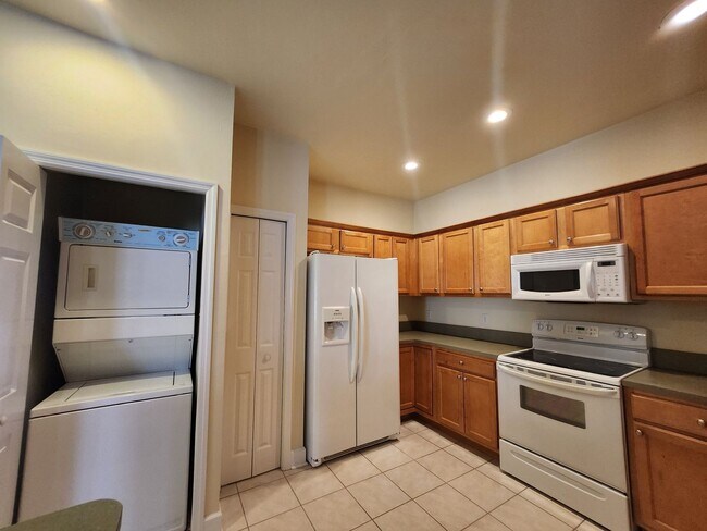 Building Photo - Beautiful 3 bedroom town home with wood fl...