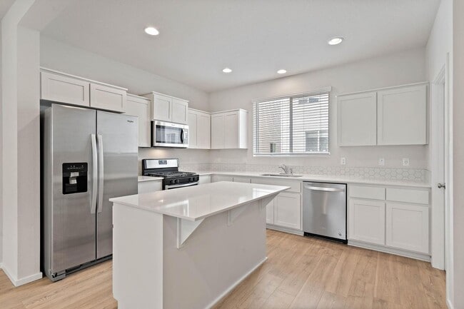 Building Photo - $1K move-in special! Sparkling clean newer 4-bdrm/3.5-bath townhome. 2-car garage, near Forest Park