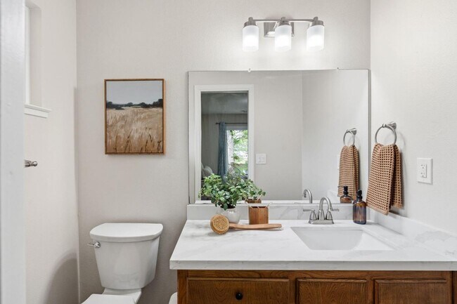 Building Photo - Beautifully updated 2-bedroom, 1.5-bathroom duplex