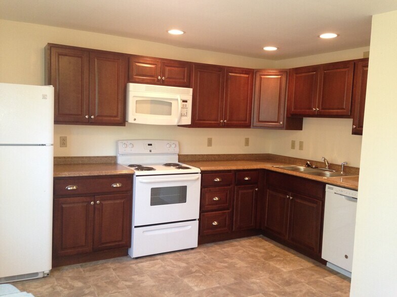 Kitchen - 503 Cortland Dr E