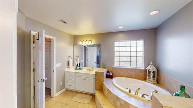 Building Photo - 1067 E Poplar St